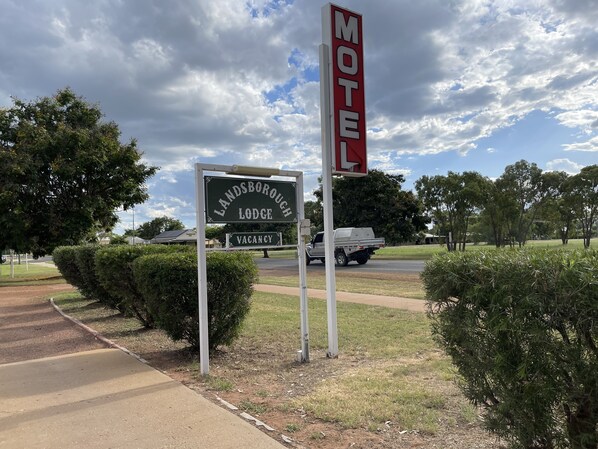 Front of property - Landsborough Lodge Motel (Barcaldine)