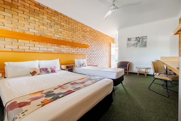 Standard Room | 1 bedroom, laptop workspace, iron/ironing board, free WiFi