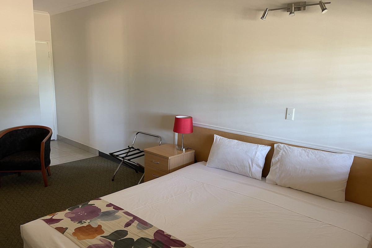 Comfort Room | 1 bedroom, laptop workspace, iron/ironing board, free WiFi