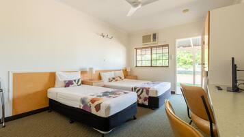 Standaard kamer | 1 slaapkamer, een laptopwerkplek, een strijkplank/strijkijzer