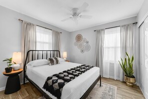 3 bedrooms, iron/ironing board, travel cot, free WiFi - H Haus - Close to Everything & Pet Friendly (Farmers Branch)