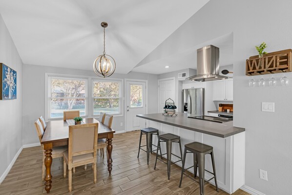 Dining - H Haus - Close to Everything & Pet Friendly (Farmers Branch)