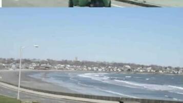 Una carretera junto a la playa con un cartel que indica Cliff Walk.