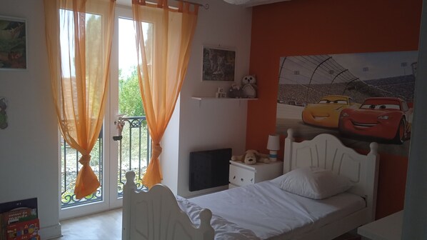 4 bedrooms, iron/ironing board, WiFi