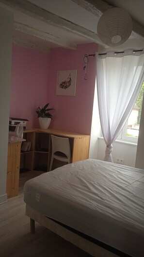 4 bedrooms, iron/ironing board, WiFi