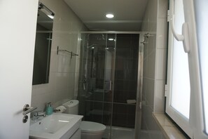 Een douche, een haardroger, handdoeken, zeep