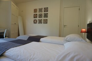 Een strijkplank/strijkijzer, wifi, beddengoed