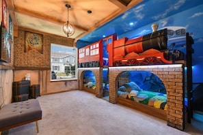 10 bedrooms, iron/ironing board, WiFi, bed sheets - Alice & Minecraft Rooms w/ Pool & Spa Escape (Davenport)