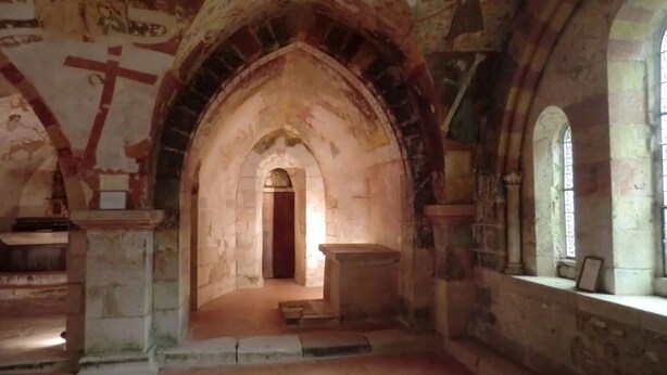 An interior with a vaulted ceiling, a central arched doorway, and a stone bench. - Attractive holiday home in central France (Tranzault)