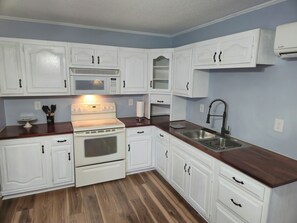 冰箱、微波炉、烤箱、炉灶