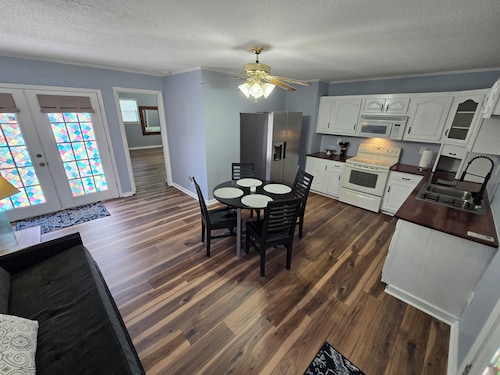 Relax and recharge in this 1 Bedroom Apartment near the heart of Cleveland