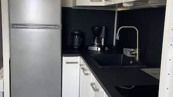 Réfrigérateur, micro-ondes, four