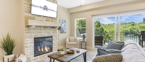 Smart TV y chimenea