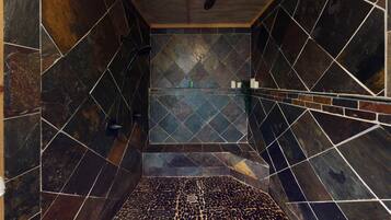 Kombinert dusj/badekar, hårføner og håndklær