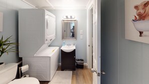 シャワー付き浴槽、ヘアドライヤー、タオル