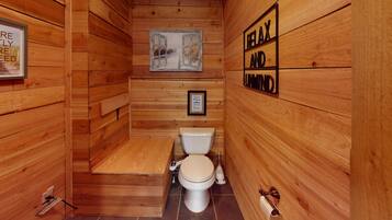 Tina con regadera, secadora de cabello, toallas