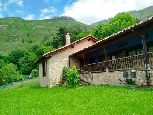 Casa Trasgu Para 8 Personas en Tornín, Cangas de Onís