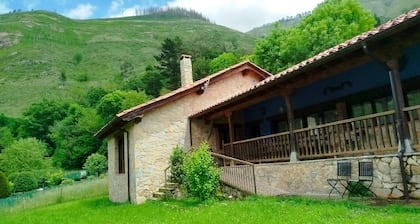 Casa Trasgu Para 8 Personas en Tornín, Cangas de Onís
