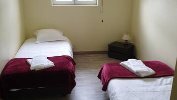 Fer et planche à repasser, accès Internet, draps fournis