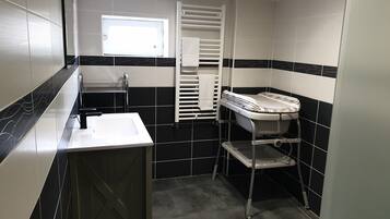 Douche, sĂšche-cheveux, bidet, serviettes fournies