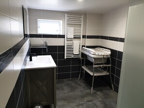 Douche, sèche-cheveux, bidet, serviettes fournies