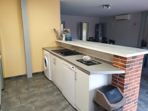 10 MINUTES FROM BEAUVAL ZOO