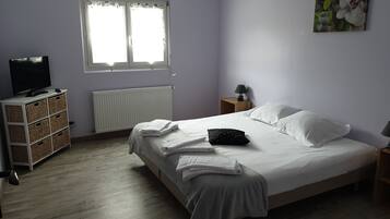 Fer et planche Ă repasser, accĂšs Internet, draps fournis