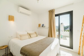 3 bedrooms, iron/ironing board, WiFi, bed sheets - Casa Zita Mar - Ibiza style villa, beach nearby & magical view (Cala Llonga)
