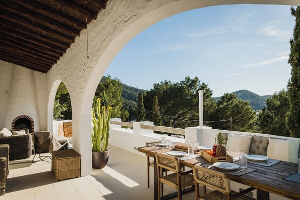 Outdoor dining - Casa Zita Mar - Ibiza style villa, beach nearby & magical view (Cala Llonga)