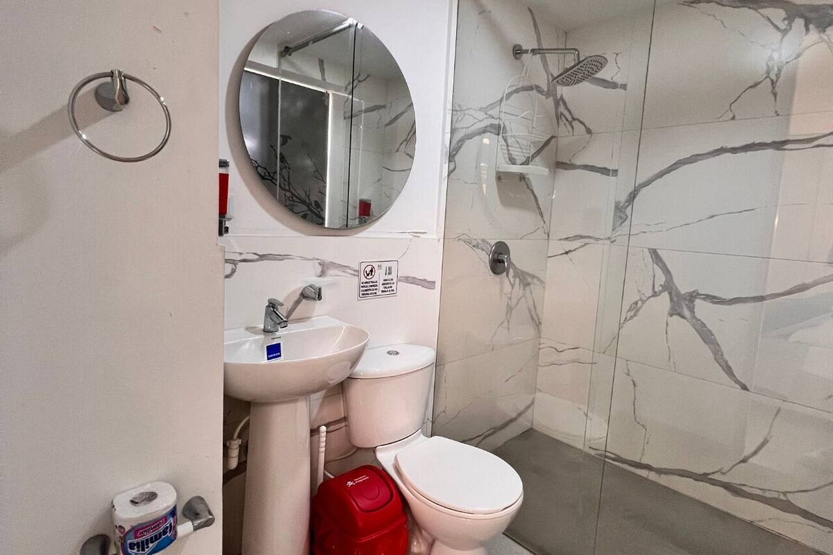 Design-Studio, 1 Doppelbett, Stadtblick | Badezimmer | Dusche, Regendusche, Handtücher, Seife