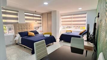 Studio Desain, 1 Tempat Tidur Double, pemandangan kota | Seprai premium, selimut bulu angsa, dan Wi-Fi gratis
