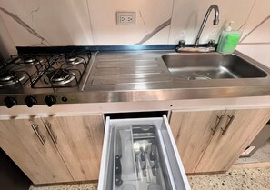 Monolocale Design, 1 letto matrimoniale, vista città | Cucina privata | Frigorifero con congelatore, microonde, risottiera, frullatore