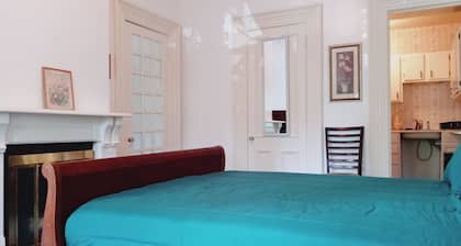 AFFORDABLE SUITE IN MINI MANION NEAR PUBLIC TRANSPORTATION AND SHOPPING DISTRIC