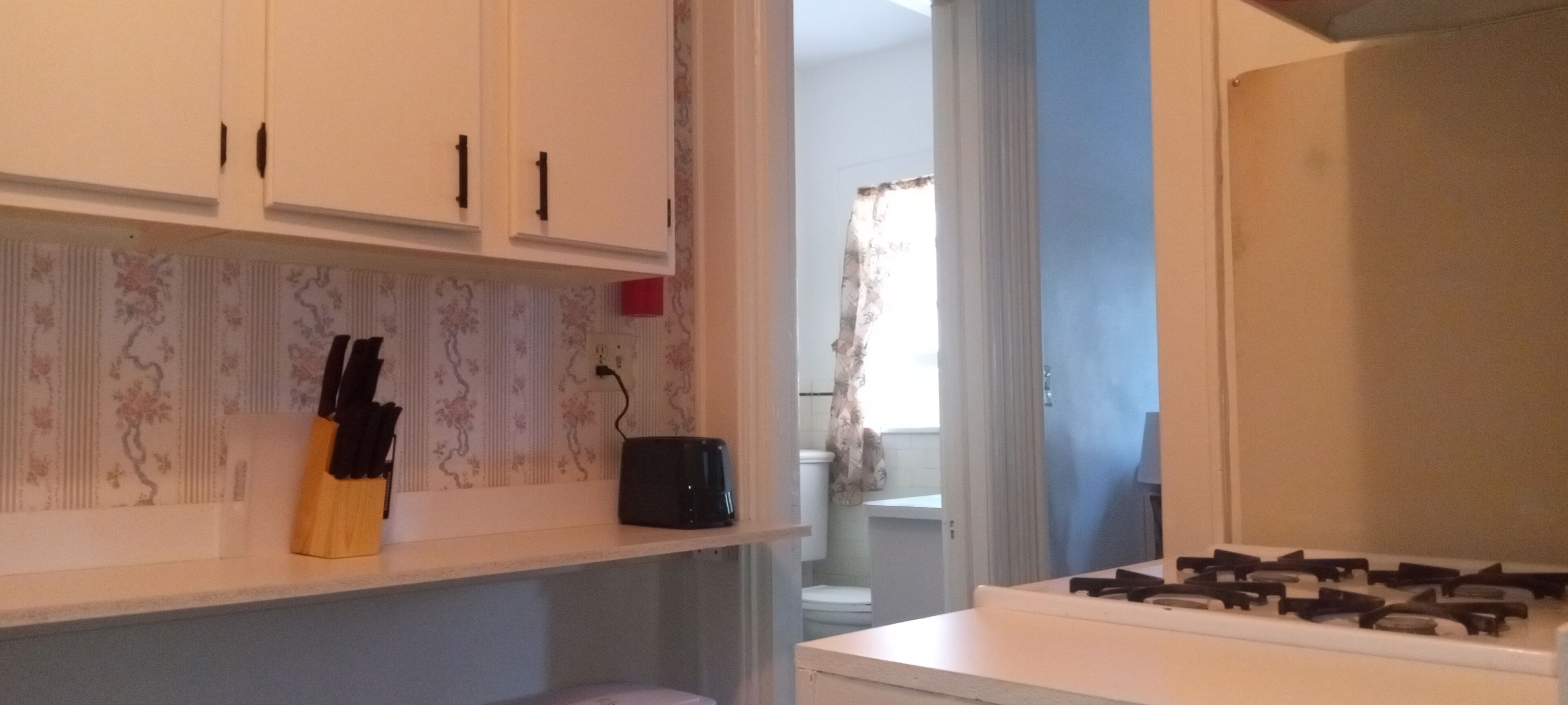 Jääkaappi, mikroaaltouuni, uuni, keittoastiat/astiat/ruokailuvälineet