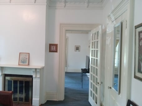 Interior. AFFORDABLE SUITE IN MINI MANION NEAR PUBLIC TRANSPORTATION AND SHOPPING DISTRIC