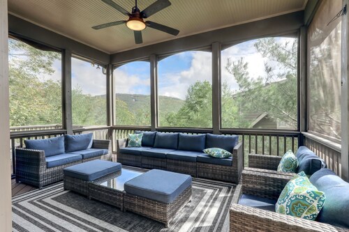 Laurel Summit - Soak Tired Muscles, Sip Wine Fireside, Play Scenic Golf & Swim Year-round!
