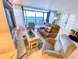 Fernseher, Bücher, Stereoanlage