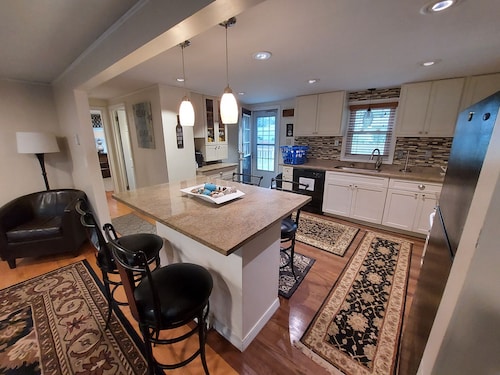 Charming 2BR cottage, new deck, grill, AC, open floor plan, Washer/Dryer & MORE!