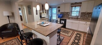 Charming 2BR cottage, new deck, grill, AC, open floor plan, Washer/Dryer & MORE!