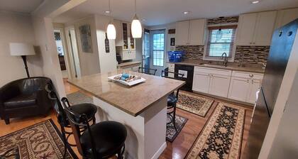 Charming 2BR cottage, new deck, grill, AC, open floor plan, Washer/Dryer & MORE!