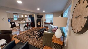 Un apartamento moderno con cocina, comedor y sala de estar.