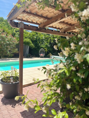 A peaceful haven with swimming pool, 20 minutes from Bordeaux and its vineyards.