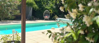 A peaceful haven with swimming pool, 20 minutes from Bordeaux and its vineyards.