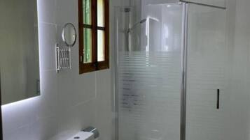 Een haardroger, handdoeken, zeep