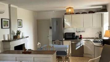 Een smart-tv en een open haard