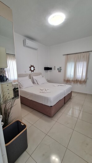 Iron/ironing board, internet, bed sheets - CASA DI ELSA - STUDIO IN LAMBI, KOS (Kos)