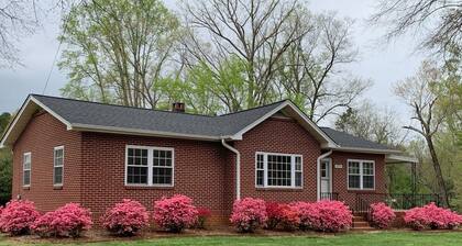 Discover Tranquility at Carolina Cottage - Cozy 2-Bedroom Retreat in Hickory, NC