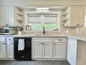 Microondas, horno, placa de cocina, lavavajillas