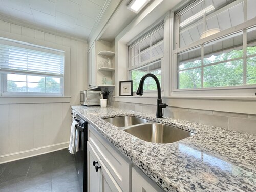 Discover Tranquility at Carolina Cottage - Cozy 2-Bedroom Retreat in Hickory, NC