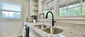 Discover Tranquility at Carolina Cottage - Cozy 2-Bedroom Retreat in Hickory, NC